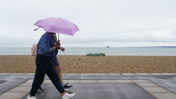 英国气象地图显示气温骤降至5摄氏度，伴有雷暴