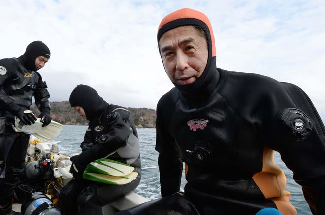 男子在2011年东日本大地震海啸中失去妻子，十余年来潜水650多次寻找遗体：想把她带回家