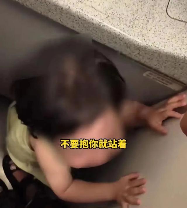 热闻|两陌生女子将哭闹幼童关进飞机卫生间“立规矩”？多方回应，网友炸锅！